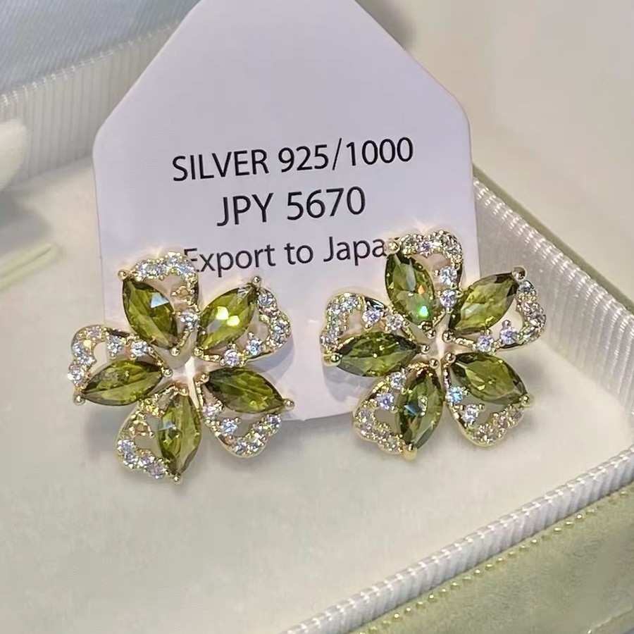 Ethnic Wear In Fashion - Boucles d'oreilles clous fleur en zircon